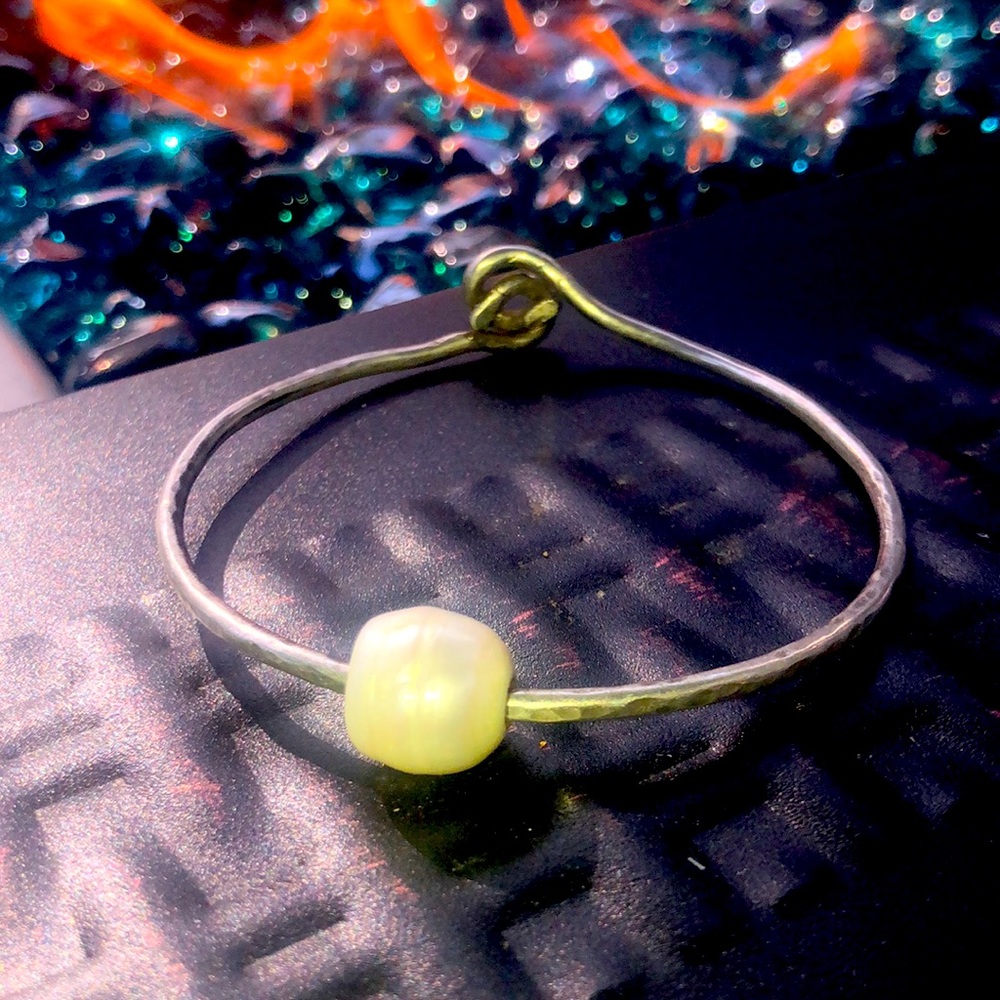 Silver bangle with a South SEA Pearl triple A